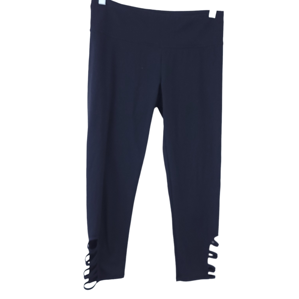 T4T Threads for Thought Black Capri Leggings Medium, Lattice Cutout Bottom Leg